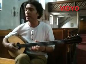موسيقي كردي يغني بالعربية من أجل الثورة السورية 